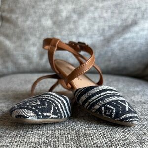 Old Navy Black and White Sandals with Geometric Pattern